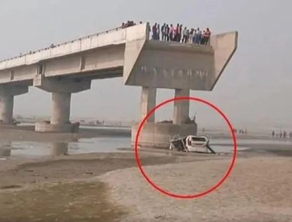 گوگل میپ کے بتائے ہوئے راستے پر سفر کرنے والی گاڑی زیر تعمیر پل سے دریا میں جاگری