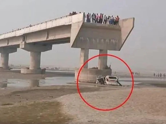 گوگل میپ کے بتائے ہوئے راستے پر سفر کرنے والی گاڑی زیر تعمیر پل سے دریا میں جاگری