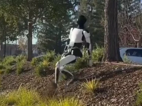 انسانوں کی طرح چلتے ہوئے لڑکھڑا نے والا جدید روبوٹ تیار