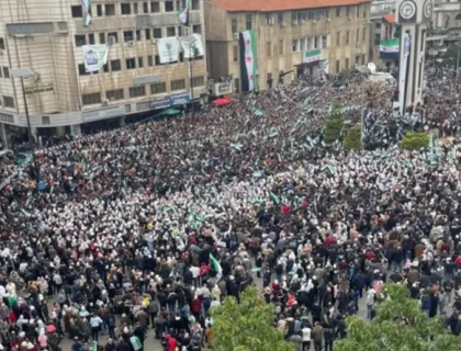 بشارالاسد کی حکومت کے خاتمے پر شام میں ہزاروں افراد کا جشن