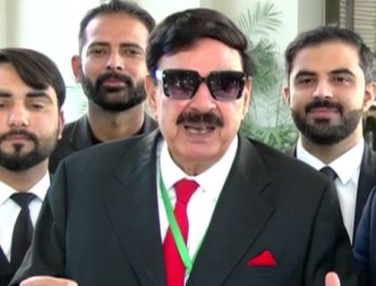 عمران خان سے مختصر ملاقات ہوئی، جذباتی انداز میں بغل گیر ہوئے، شیخ رشید