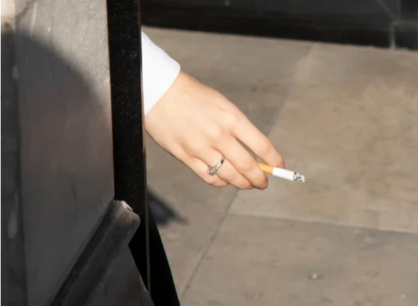 ایک سگریٹ زندگی کے قیمتی لمحات کو کم کر دیتی ہے