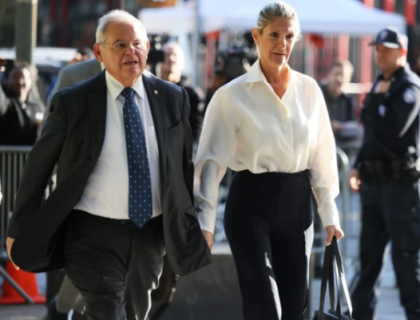 کرپشن کے کیسز میں سابق سینیٹر باب مینڈیز کو 11 سال قید کی سزا