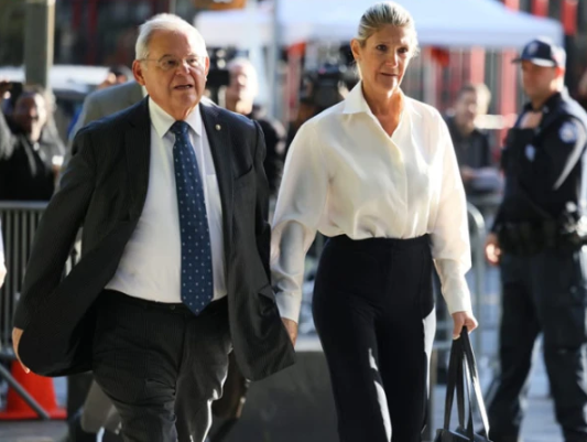 کرپشن کے کیسز میں سابق سینیٹر باب مینڈیز کو 11 سال قید کی سزا