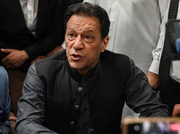 اسٹیبلشمنٹ ان کے ساتھ کھڑی ہوئی جو دو بار کے این آر او زدہ ہیں، عمران خان کا آرمی چیف کو خط