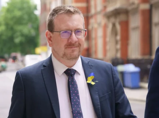 برطانیہ کے وزیرِ صحت اینڈریوگیون ضعیف خاتون پر نامناسب تبصرہ کرنے پر وزیر صحت عہدے سے فارغ