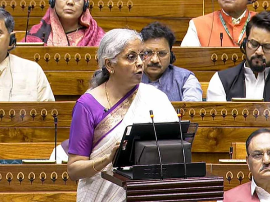 بھارت میں متوسط طبقے کیلیے انکم ٹیکس میں بڑی کمی کا اعلان