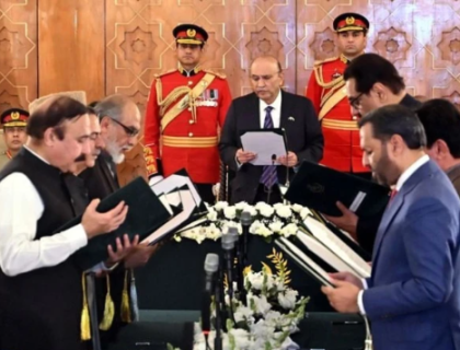 کابینہ میں شامل 12 نئے وزراء اور 9 وزرائے مملکت، مشیران و معاونین خصوصی کو قلمدان سونپ دیئے گئے