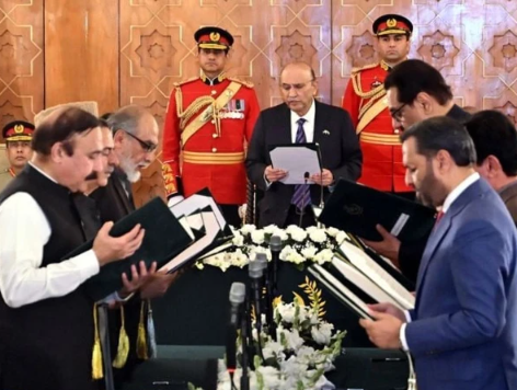 کابینہ میں شامل 12 نئے وزراء اور 9 وزرائے مملکت، مشیران و معاونین خصوصی کو قلمدان سونپ دیئے گئے