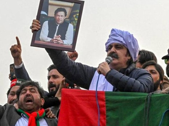علی امین سمیت پی ٹی آئی رہنماؤں کے ناقابل ضمانت وارنٹ گرفتاری جاری