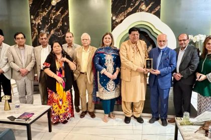 ریاض سخن اور خواب گر کی جانب سے منتظم اعلیٰ ساکنان شہر قائد کراچی مشاعرہ محمود احمد خان صاحب کے نام مشاعرہ اور ایک شام کا انعقاد اردو زبان اور ادب کی ترقی وتریج کیلئے گراں قدر خدمات پیش کرنے پر پاکستان سے تشریف لائے ہوئے مہمان زی وقار محمود احمد خان کے ساتھ ایک شام کا اہتمام کیا گیا جس میں ہیوسٹن میں رہنے والے معروف شعراء نے اپنا کلام پیش کیا اس خوبصورت ادبی محفل کی صدارت معروف شاعر افضال فردوس نے کی جبکہ مہمان اعزازی ڈاکٹر آصف قدیر بھی موجود تھے فرح اقبال کی جانب سے اس بہترین ادبی محفل کومنعقد کرنے پر مبارکباد کی مستحق ہیں (تصویری جھلکیاں)