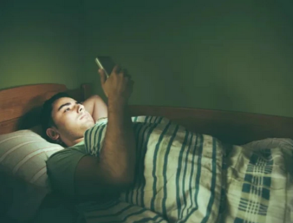 بستر پر لیٹ کر موبائل دیکھنا نقصان دہ