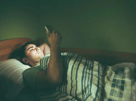 بستر پر لیٹ کر موبائل دیکھنا نقصان دہ