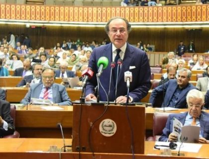 17573 ارب کا وفاقی بجٹ پیش؛ تنخواہ دار طبقے اور پراپرٹی پر ریلیف، سولر پینل پر ٹیکس عائد