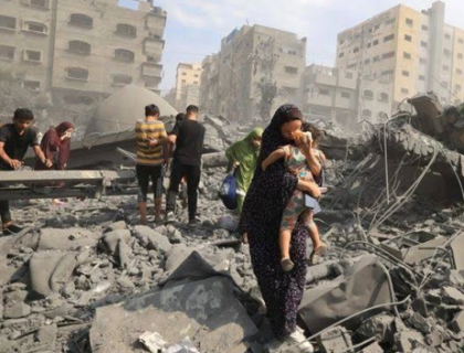 غزہ میں امداد کے منتظر فلسطینیوں پر اسرائیلی بمباری