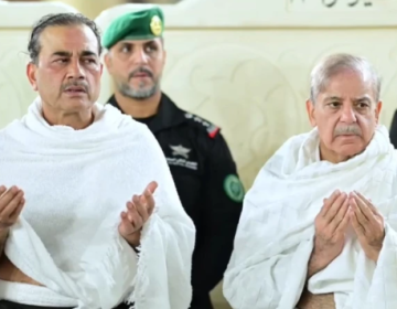 وزیرِ اعظم اور فیلڈ مارشل کی وفد کے ہمراہ عمرے کی ادائیگی