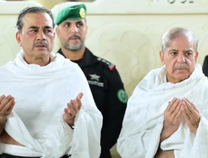 وزیرِ اعظم اور فیلڈ مارشل کی وفد کے ہمراہ عمرے کی ادائیگی