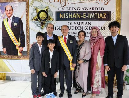 پاکستان ہاکی کے لیجنڈ اسٹار اولیمپین صلاح الدین صدیقی کو نشان امتیازسے نواز گیا اس موقع پران کے اعزاز میںایک خوبصورت تقریب منعقد کی گئی جس میں فیملی اور فرینڈز کی بہت بڑی تعداد نے شرکت کی (تصویری جھلکیاں)