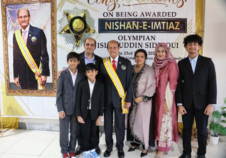 پاکستان ہاکی کے لیجنڈ اسٹار اولیمپین صلاح الدین صدیقی کو نشان امتیازسے نواز گیا اس موقع پران کے اعزاز میںایک خوبصورت تقریب منعقد کی گئی جس میں فیملی اور فرینڈز کی بہت بڑی تعداد نے شرکت کی (تصویری جھلکیاں)