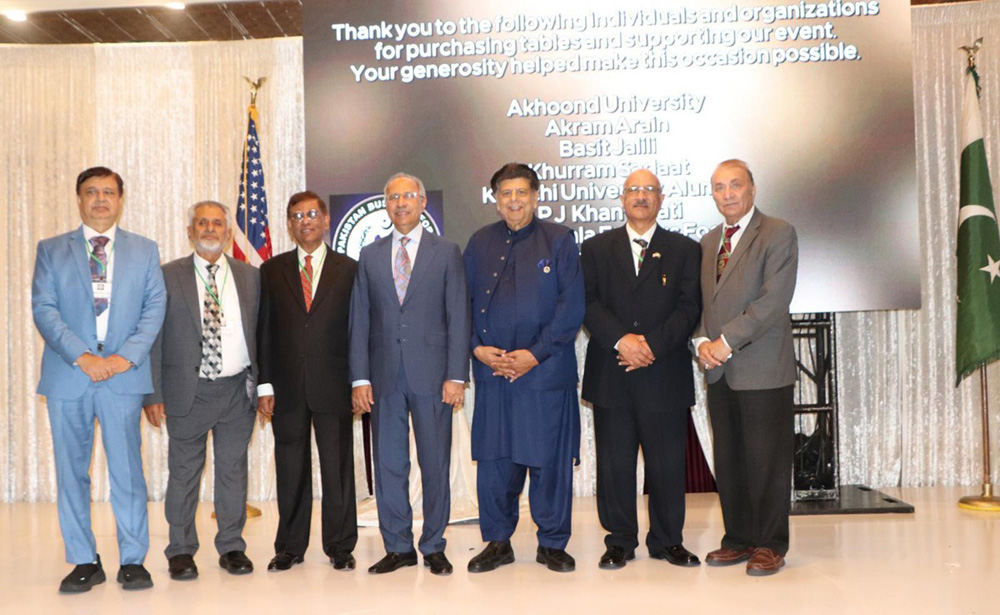 ہیوسٹن: پاکستان بزنس فورم USA کے زیر اہتمام علمی، فکری تقریب کا انعقاد ،تقریب کا آغاز خوشگوار سوشل آور سے ہوا،مہمانِ خصوصی پاکستان کے سابق وفاقی وزیرِ خزانہ اور معروف ماہرِ معیشت ڈاکٹر عبدالحفیظ شیخ تھے،مختلف شعبہ ہائے زندگی سے تعلق رکھنے والے افراد، بزنس لیڈرز، اساتذہ، سماجی رہنما، نوجوان اور طلباء نے بھرپور شرکت کی،خطاب کے بعد شرکاء نے معیشت سے متعلق تنقیدی اور باوزن سوالات کیے، جن کے جوابات ڈاکٹر شیخ نے نہایت وضاحت، تدبر اور دانشمندی سے دیے(تصویری جھلکیاں)