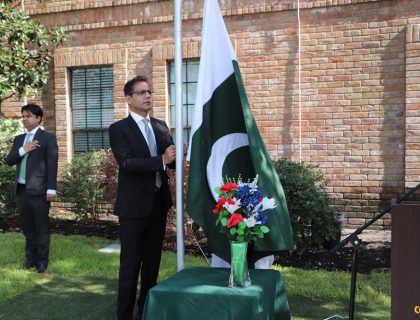 پاکستان قونصلیٹ ہیوسٹن میں حسب روایت پرچم کشا ئی کی تقریب منعقد کی گئی جس میںصدر پاکستان آصف علی زرداری اور وزیر اعظم پاکستان میاں شہباز شریف کے پیغامات پڑھ کر سنا ئے گئے کمیونٹی کی بہت بڑی تعداد میں شرکت(تقریب کی تصویری جھلکیاں)