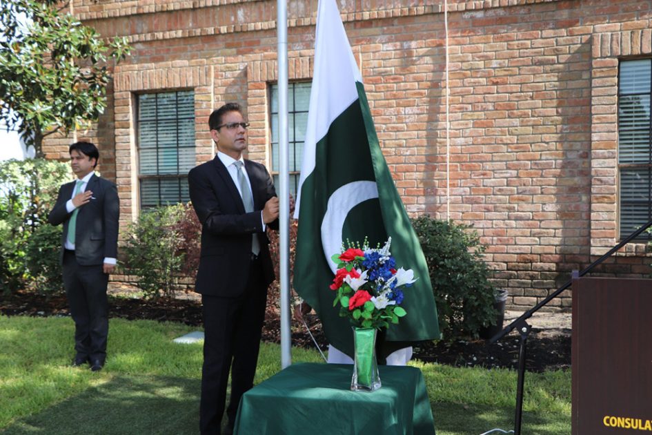پاکستان قونصلیٹ ہیوسٹن میں حسب روایت پرچم کشا ئی کی تقریب منعقد کی گئی جس میںصدر پاکستان آصف علی زرداری اور وزیر اعظم پاکستان میاں شہباز شریف کے پیغامات پڑھ کر سنا ئے گئے کمیونٹی کی بہت بڑی تعداد میں شرکت(تقریب کی تصویری جھلکیاں)