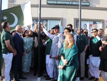 پاکستان کے 78ویں یوم آزادی کے موقع پر پاکستان ایسوسی ایشن آف گریٹر ہیوسٹن (PAGH)کی جانب سے پاکستان سینٹر میں حسب روایت پرچم کشائی کی گئی اس موقع پر ہوسٹن میں قونصل جنرل آفتاب چوہدری ،صدر پی اے جی ایچ سراج نارسی اور دیگر معروف شخصیات کی بڑی تعداد موجود تھی ،اس موقع پرمعروف امریکی شخصیت اورجنوبی ایشیاکے ماہر خارجہ امور مائیکل کوگل مین کو خصوصی طور پر مدعو کیا گیا تھا جنہوں نے پاکستان امریکہ تعلقات کی موجودہ صورتحال پر تفصیلی لیکچر دیا اور وہا ں موجود شخصیات کے سوالوں کے جواب بھی دیئے