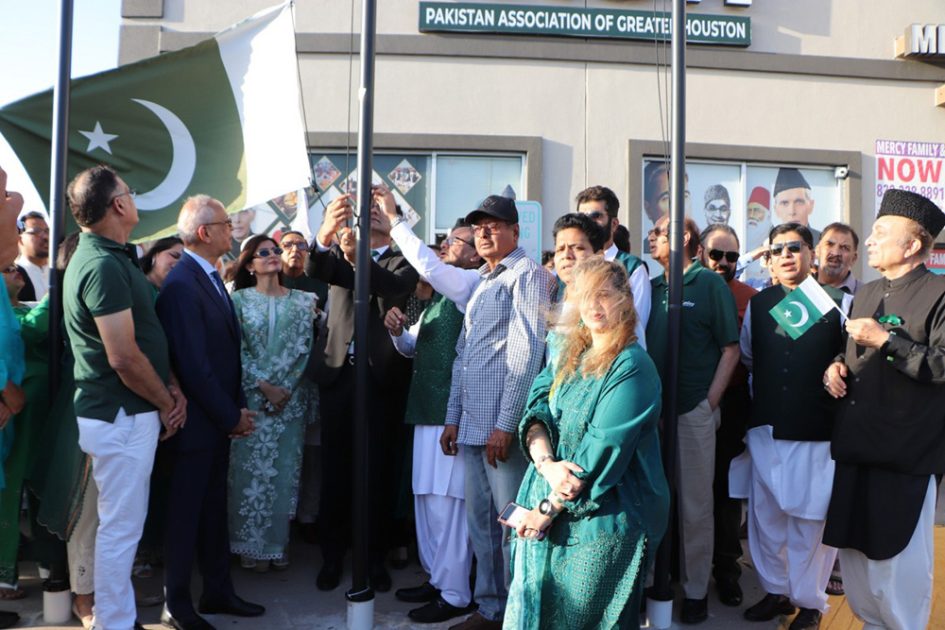 پاکستان کے 78ویں یوم آزادی کے موقع پر پاکستان ایسوسی ایشن آف گریٹر ہیوسٹن (PAGH)کی جانب سے پاکستان سینٹر میں حسب روایت پرچم کشائی کی گئی اس موقع پر ہوسٹن میں قونصل جنرل آفتاب چوہدری ،صدر پی اے جی ایچ سراج نارسی اور دیگر معروف شخصیات کی بڑی تعداد موجود تھی ،اس موقع پرمعروف امریکی شخصیت اورجنوبی ایشیاکے ماہر خارجہ امور مائیکل کوگل مین کو خصوصی طور پر مدعو کیا گیا تھا جنہوں نے پاکستان امریکہ تعلقات کی موجودہ صورتحال پر تفصیلی لیکچر دیا اور وہا ں موجود شخصیات کے سوالوں کے جواب بھی دیئے