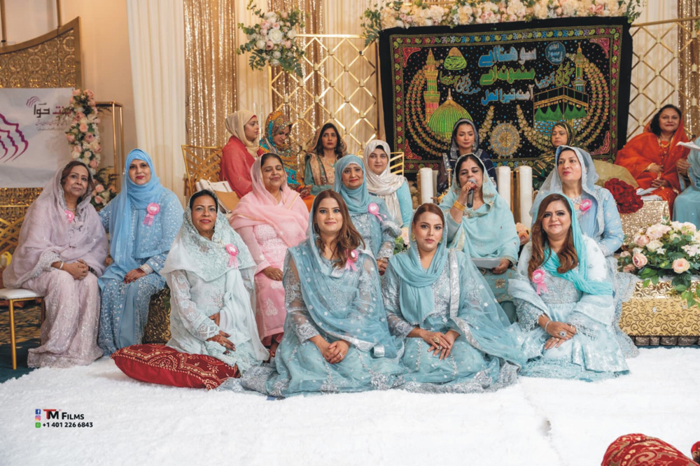 حسب روایت بنت حوا کے زیر اہتمام عید میلاد النبیؐ کی پر نور محفل منعقد کی گئی جس میں 6سو سے زائد خواتین نے شرکت کی (تصویر ی جھلکیاں)