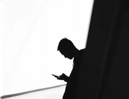 زیادہ دیر تک فون دیکھنے کیوجہ سے نوجوان فالج کا شکار ہوگیا
