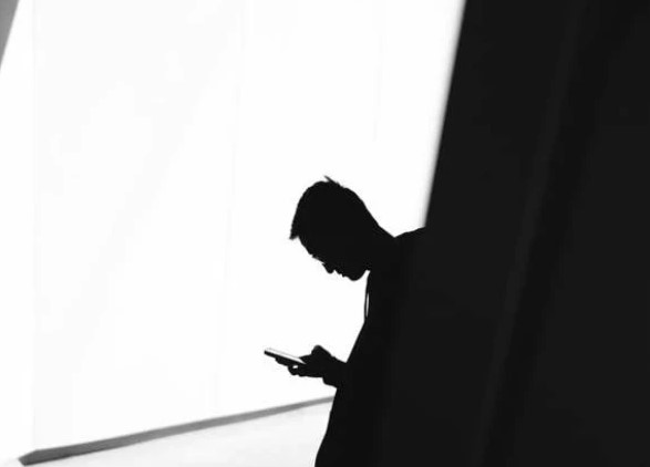 زیادہ دیر تک فون دیکھنے کیوجہ سے نوجوان فالج کا شکار ہوگیا
