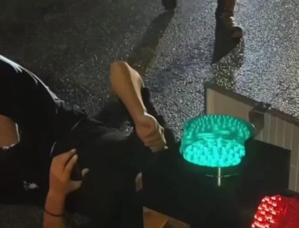 چین میں عجیب و غریب ٹریفک حادثہ، شہری کا سر ٹریفک سگنل میں پھنس گیا