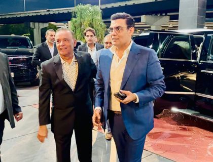 ہیوسٹن میں ورلڈ میمن آرگنائزیشن یو ایس اے کے سالانہ روڈ شو کی پر وقار تقریب ،تقریب کا مقصد کمیونٹی کے درمیان سماجی رابطوں اور مربوط نیٹ ورکنگ کو موثر بنانا تھا،معروف پاکستانی بزنس ٹائیکون سلمان اقبال کاخواتین میں تعلیم کے فروغ کی ضرورت پر زور ،بچے کی پہلی درسگاہ ماں ہوتی ہے اور ایک لڑکی کو تعلیم کی فراہمی پورے گھرانے کی تعلیم کے مترادف ہے،ورلڈ میمن آرگنائزیشن یو ایس اے کے سالانہ روڈ شو کی تقریب سے خطاب(تصویری جھلکیاں)