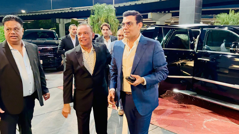 ہیوسٹن میں ورلڈ میمن آرگنائزیشن یو ایس اے کے سالانہ روڈ شو کی پر وقار تقریب ،تقریب کا مقصد کمیونٹی کے درمیان سماجی رابطوں اور مربوط نیٹ ورکنگ کو موثر بنانا تھا،معروف پاکستانی بزنس ٹائیکون سلمان اقبال کاخواتین میں تعلیم کے فروغ کی ضرورت پر زور ،بچے کی پہلی درسگاہ ماں ہوتی ہے اور ایک لڑکی کو تعلیم کی فراہمی پورے گھرانے کی تعلیم کے مترادف ہے،ورلڈ میمن آرگنائزیشن یو ایس اے کے سالانہ روڈ شو کی تقریب سے خطاب(تصویری جھلکیاں)