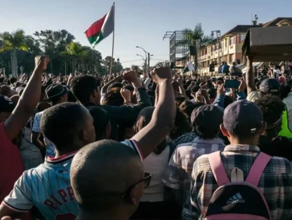 ’جنریشن زی‘ کی بغاوت سے ایک اور حکومت کا خاتمہ، مڈغاسکر کے صدر ملک چھوڑ کر فرار