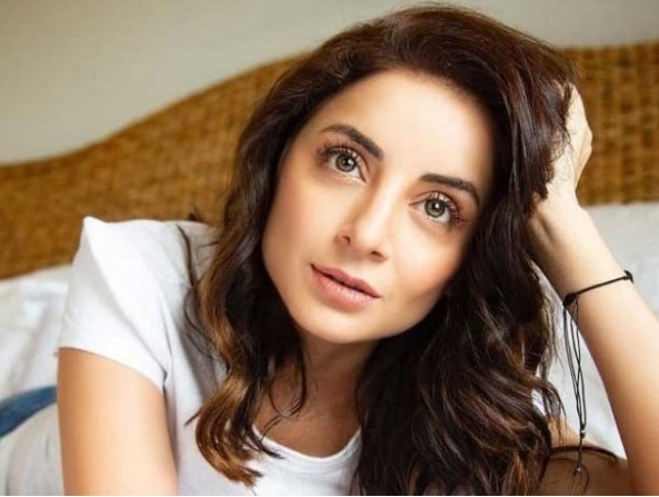 خواتین کی سگریٹ نوشی کو آزادی سے جوڑنا غلط ہے، ثروت گیلانی