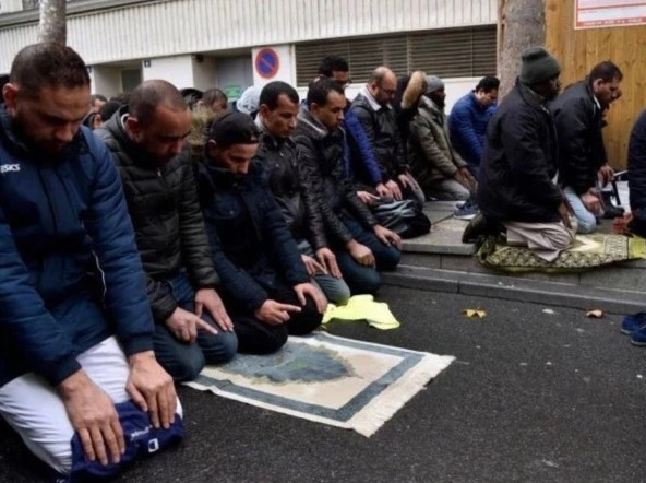 فرانس اور جرمنی کی مساجد میں خنزیر کے سر پھینکنے کے الزام میں 11 افراد گرفتار