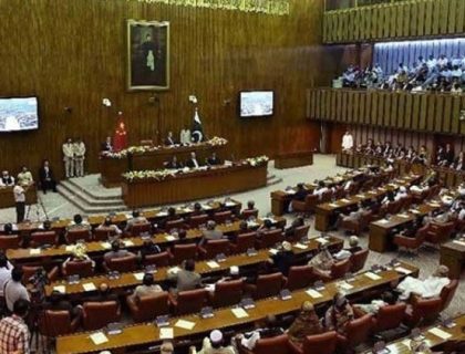 27 ویں ترمیم میں مزید ترامیم سینیٹ سے منظور، اپوزیشن کا شدید احتجاج، ایجنڈے کی کاپیاں پھاڑ دیں