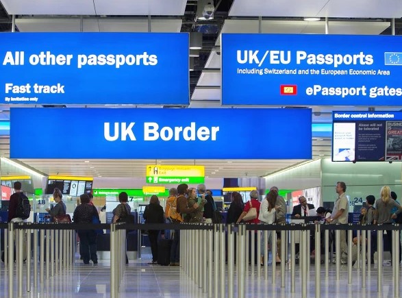 برطانیہ میں ایک سال کے دوران ڈھائی لاکھ سے زائد شہری ملک چھوڑ گئے