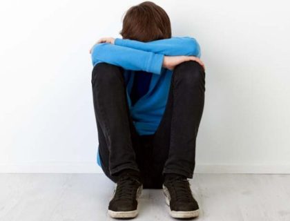 بیماری کے بہانے دفتر سے چھٹی کرنے والے ملازم کو بھاگتا دوڑتا دیکھ کر کمپنی نے نوکری سے نکال دیا