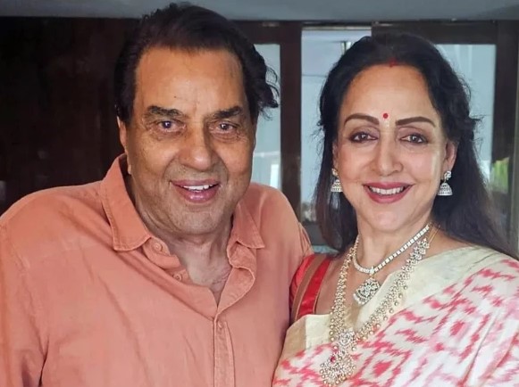 دھرمیندر کی موت کی خبریں، ہیما مالنی اور بیٹی کا ردعمل سامنے آگیا