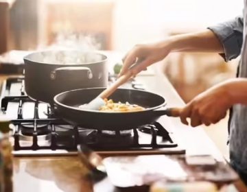 عورت نے پانی کی جگہ تیزاب سے کھانا پکا ڈالا، آگے کیا ہوا؟