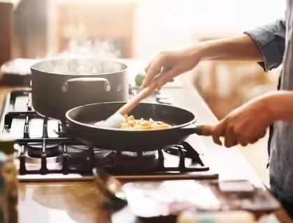 عورت نے پانی کی جگہ تیزاب سے کھانا پکا ڈالا، آگے کیا ہوا؟