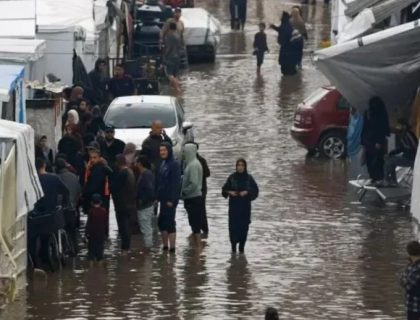غزہ میں تباہ کن بارشیں، ہزاروں خیمے ڈوب گئے، سردی نے زندگی اجیرن بنا دی