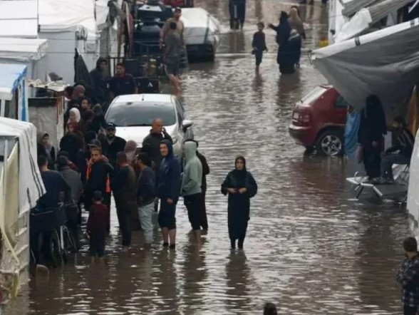 غزہ میں تباہ کن بارشیں، ہزاروں خیمے ڈوب گئے، سردی نے زندگی اجیرن بنا دی
