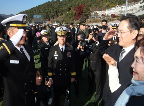 چیئرمین سام سنگ کے امریکی شہریت کو ٹھوکر مارنے والے بیٹے نیول افسر بن گئے