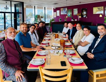 ہیوسٹن میں کمیونٹی رہنماؤں کا اہم اجلاس ، مشترکہ حکمتِ عملی اور باہمی تعاون پر اتفاق،فورٹ بینڈ کاؤنٹی پریسنٹ 3 کے کمشنر اینڈی مائرز کی خصوصی شرکت ،ہیوسٹن کے معروف اور فعال کمیونٹی لیڈر، ڈپٹی کانسٹیبل مظفر صدیقی کی آمد نے مجلس میں نئی فکری جہت اور مثبت ماحول پیدا کیا،نشست کا مقصد مختلف اداروں، تنظیموں اور سماجی حلقوں کے نمائندوں کو ایک پلیٹ فارم پر جمع کر کے باہمی رابطہ کاری اور عملی نوعیت کے مکالمے کو فروغ دینا تھا(تصویری جھلکیاں)