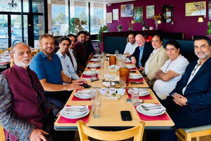 ہیوسٹن میں کمیونٹی رہنماؤں کا اہم اجلاس ، مشترکہ حکمتِ عملی اور باہمی تعاون پر اتفاق،فورٹ بینڈ کاؤنٹی پریسنٹ 3 کے کمشنر اینڈی مائرز کی خصوصی شرکت ،ہیوسٹن کے معروف اور فعال کمیونٹی لیڈر، ڈپٹی کانسٹیبل مظفر صدیقی کی آمد نے مجلس میں نئی فکری جہت اور مثبت ماحول پیدا کیا،نشست کا مقصد مختلف اداروں، تنظیموں اور سماجی حلقوں کے نمائندوں کو ایک پلیٹ فارم پر جمع کر کے باہمی رابطہ کاری اور عملی نوعیت کے مکالمے کو فروغ دینا تھا(تصویری جھلکیاں)