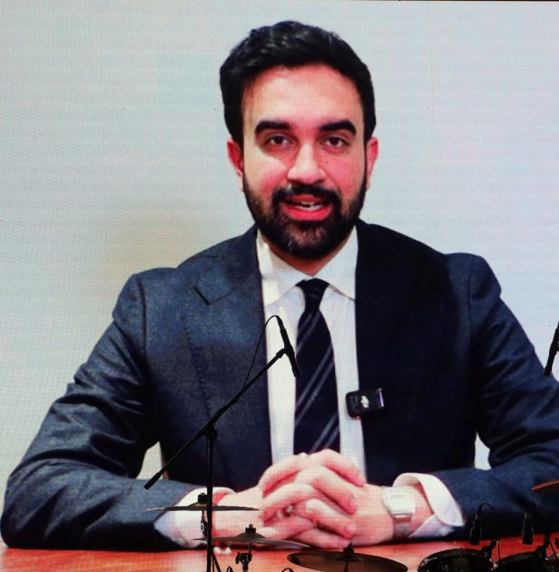 اپنا ٹیکساس چیپٹر کا شاندار گالا اور شاپنگ بازار، امریکی پاکستانی کمیونٹی کی بڑی شرکت،6 سو سے زائد پاکستانی امریکی ڈاکٹرز سمیت امریکی منتخب نمائندوں اور عمائدین شہر کی شرکت ،پاکستان ،امریکہ کے معروف ڈیزائنرز اور وینڈرز کی مصنوعات اور برانڈ ڈاکٹرز کمیونٹی کی توجہ کا مرکز بن گئے ،اپنا ٹیکساس کی طرف سے قابل ستائش خدمات پر ممتاز بزنس مین سید جاوید انور کو لائف ٹائم اچیومینٹ ایوارڈ دیا گیا ،نیویارک کے نو منتخب مسلمان مئیر ظہران ممدانی کا ویڈیو پیغام بھی اسکرین پر دکھایا گیا (تصویری جھلکیاں)