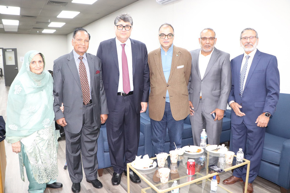 پی اے جی ایچ (PAGH)کی جانب سے پاکستان سینٹر کے جناح ہال میں پی آئی اےطیارہ حادثہ کے سروائیورظفرمسعود کے اعزازمیں تقریب منعقد کی گئی ،ظفرمسعود نے طیارےکے کریش ہونے سے پہلے کے آخری لمحات شرکاء کے ساتھ شیئرکئے،تقریب میں مختلف شعبوں سے تعلق رکھنے والے افراد کی بھی شرکت کی ،ظفر مسعود کی ہمت و بہادری کو خراج تحسین پیش کیا،بینک آف پنجاب کے صدرنےاپنی کتاب بھی شرکاء کوپیش کی(تصویری جھکیاں)